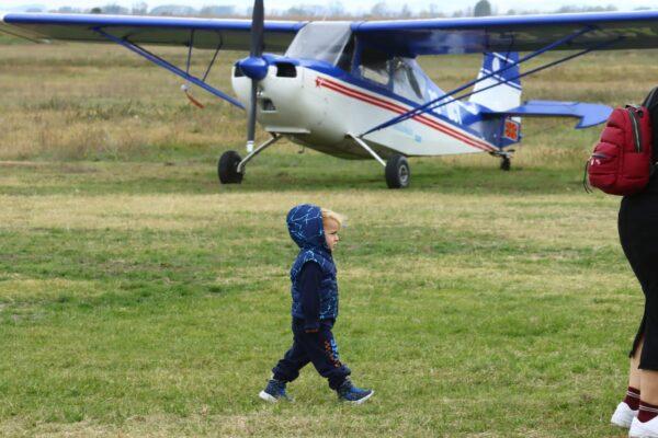 Cover Image for Под истото небо, различни височини: Битола нема море. Но има небо и луѓе што го освојуваат. Луѓе што гледаат кон него не заради надеж, туку од навика