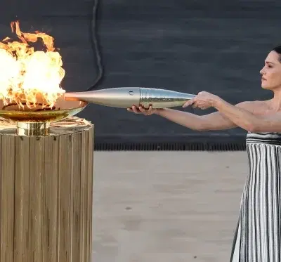 Cover Image for Митологијата како метеорологија: два света, грчкиот и италијанскиот го понесоа олимпискиот пламен кон Споменикот на Пјер де Курбетен, каде што почива неговото срце…