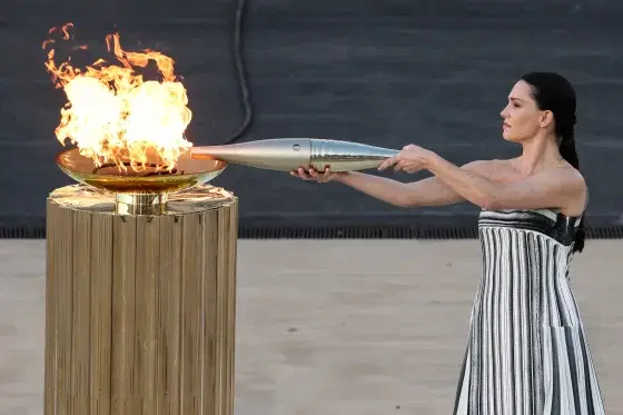 Cover Image for Митологијата како метеорологија: два света, грчкиот и италијанскиот го понесоа олимпискиот пламен кон Споменикот на Пјер де Курбетен, каде што почива неговото срце…