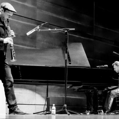 Cover Image for После тишината, звук што останува: Костов и Гинтер не свират за да импресионираат, тие свират за да разговараат. Публиката е само сведок на тој разговор