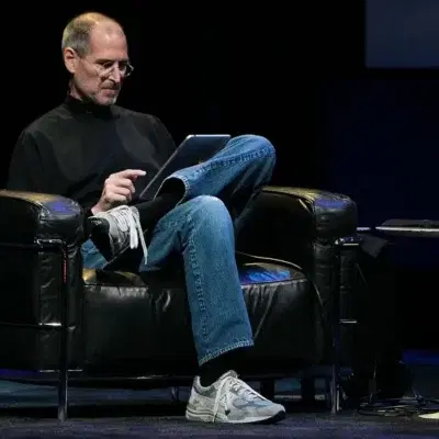 Cover Image for Нулта изгледот на богаташите не е случаен. Тие немаат време да се занимаваат со бои и модели, па избираат униформираност. Униформата е старо – нова мода на некажување ништо за себе преку облеката