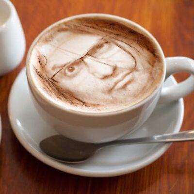 Cover Image for Некои чекаат честитки. Јас го чекам Рамбо. 