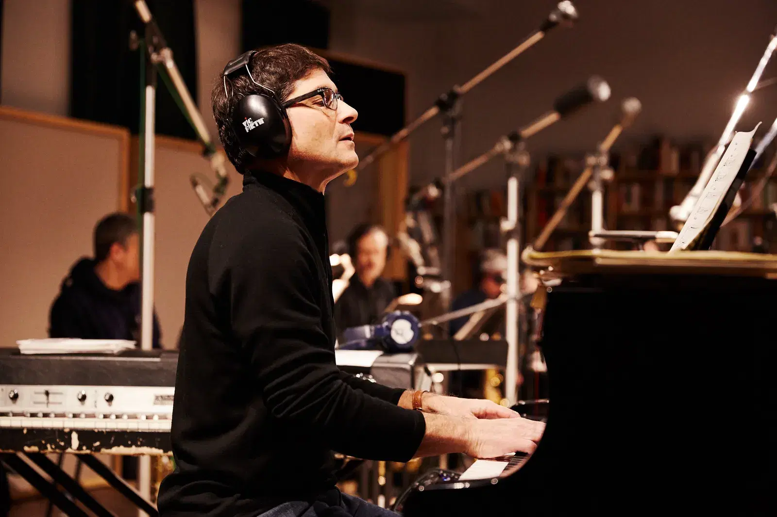 Cover Image for ГОЛЕМО МУЗИЧКО ПИСМО ДО СВЕТОТ „СЛЕТУВА“ ВО СКОПЈЕ:This Rock We’re On: Imaginary Letters на GRAMMY номинираниот Мајк Холобер на концерт со нашите џезери