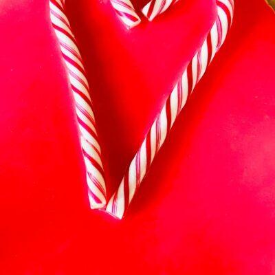 Cover Image for ГОТВИМЕ НОВОГОДИШНО: Црвена розен торта за промена ја заменува розовата. Нормално. Нова Година е!