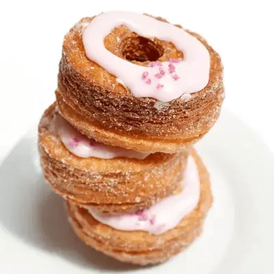 Cover Image for ПРОБАЈТЕ КРОНАТ:ПОЛОВИНА КРОАСАН ПОЛОВИНА КРОФНА