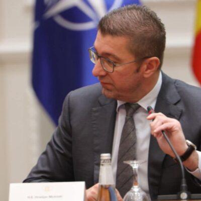 Cover Image for ПОЛИТИЧАРИТЕ И ОБЛЕКАТА: Од стил се гледаат само пари и социјален статус. Декадентни се и несимпатични