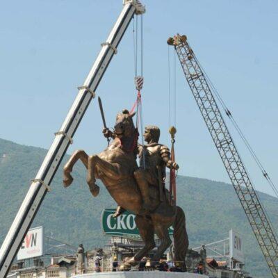 Cover Image for КАКО СЕ ПРАВАТ ПОСТАРИ И ПОУБАВИ ГРАДОВИ: Во нив Диоген нема да добие споменик