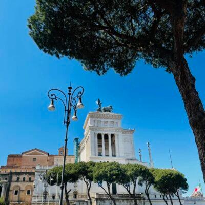 Cover Image for Рим за почетници и за празници со упатство за употреба од нашите страстни патници: се‘ убаво што сте слушнале за овој град е малку. Тој е многу повеќе од тоа. Не се вика случајно вечен град