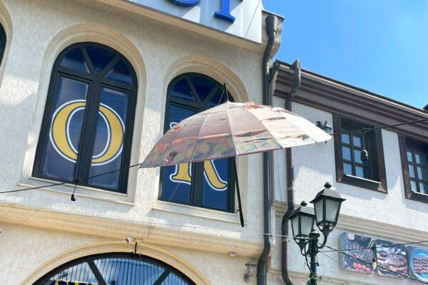 Cover Image for Што остана од Старата скопска чаршија? Таа сега личи на пачворк јорган на кој секој си закрпил парче според потребите и вкусот. Се‘ е дозволено, ако метална порта е урбана опрема