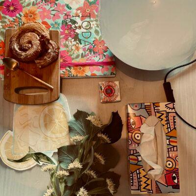 Cover Image for НУЛТА ги сака тетратките со пораки, ретро лампите, липите, хартиените шамивчиња спакувани во убави кутии, деликатесите што го враќаат расположението секое утро…