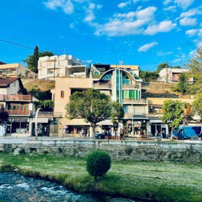 Cover Image for Кочани, градот за кој ништо не знаеме. Доволно е едно попладне да се сфати што се случува таму каде што некогашната река сега е поток, а луѓето разговараат со шепкање. Гласни се само на протестите