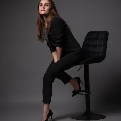 Cover Image for Битола и нејзините клавири, „Затишје и бура“ на пијанистката Горјана Стојановска, вечер без сувишни украси, зборови меѓу нотите и тивка победа над бучавата