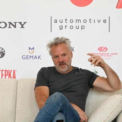 Cover Image for Кинематограферот на „БЕТМЕН“, Воли Фистер во Битола: Магијата на филмската лента е незаменлива. За него филмот е дисциплина, колективно доживување и борба за магијата на големото платно