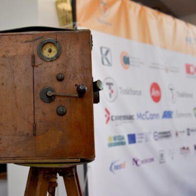 Cover Image for Црвениот килим е подготвен за филмската магија во Битола, која ќе биде епицентар на најдобрите кинематографски остварувања: Започнува 46. издание на ИФФК „Браќа Манаки“