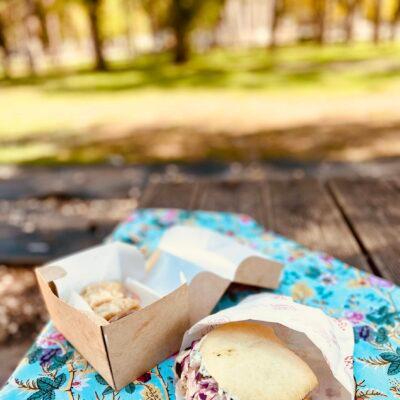 Cover Image for ‘МИС СТОН‘ и ноќните прошетки низ Скопје: како ќе си купиш една порција дампли и ќе го завршиш денот на зедничко задоволство. Слободата на движење и јадењето од нога е враќање во времето