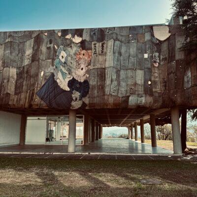 Cover Image for Првата соло-изложба на Ибрахим Махама или тежината на светот во илјада јутени вреќи поставени на фасадата на Музејот на современа уметност во Скопје