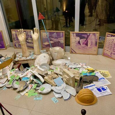 Cover Image for ПОРЦЕЛАНКА, ФАБРИКАТА ШТО ВЕЌЕ ЈА НЕМА. Во една врнежлива есенска вечер се состанаа Порцелановите луѓе во Куќата на порцеланот