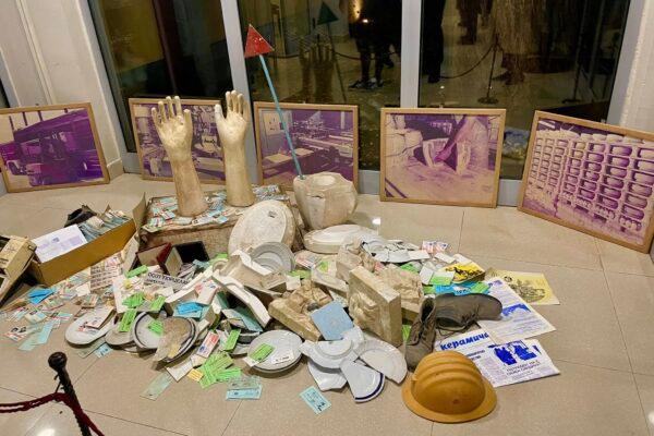 Cover Image for ПОРЦЕЛАНКА, ФАБРИКАТА ШТО ВЕЌЕ ЈА НЕМА. Во една врнежлива есенска вечер се состанаа Порцелановите луѓе во Куќата на порцеланот