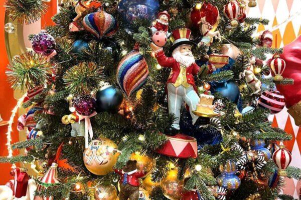 Cover Image for СТАКЛЕНИТЕ НОВОГОДИШНИ УКРАСИ И ДУХОВИТЕ НА МИНАТИТЕ ВРЕМИЊА: Големината на елката не ја определува големината на среќата. Домот е тој каде што треба да бидеме за празници. Со свои луѓе