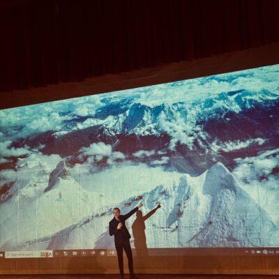 Cover Image for Меѓу врвовите и внатрешната височина