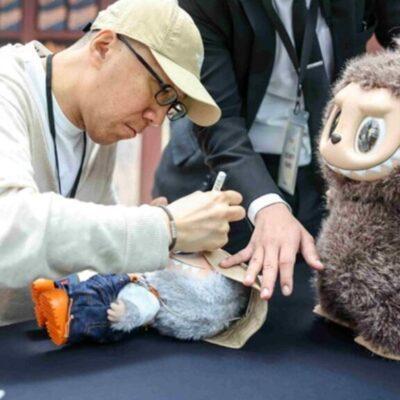 Cover Image for КАКО ЕДНА КИНЕСКА ФАБРИКА ПРОИЗВЕДУВА ЛАБУБУ? Деца работат седум дена по 11 часа дневно во неподносливи услови