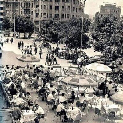 Cover Image for Скопската гастрономска сцена се менува и се пополнува. Сепак, романтичната приказна од Езерце и хотел Јадран засекогаш исчезна. Позитивните и негативните страни на новото време се гледаат токму на ресто – сцената. Се снимаат видеа, се сликаат слики, се мести храната не за јадење туку за сликање, ечи музика што е далеку од жива, а најавениот гулаш е далеку од вистинскиот